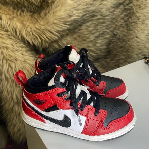 Gently used. Hardly worn. Nike kids size 9C (No box) - Picture 4 of 6